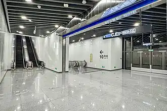 Eastern transfer building mezzanine (Line 1 towards Lines 10 and 22)