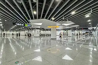 Line 10 concourse serving as a transfer concourse between all lines