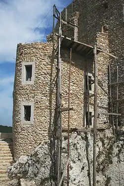 The reconstruction of one of the towers of the castle (August 2008)
