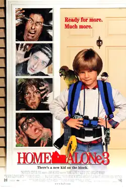 A boy equipped with various gadgets and a backpack stands in front a house door, with a parrot and a mouse (both wearing helmets) sitting on his shoulders. Four criminals appear at the four small windows on the side of the door; the first is electrocuted, the second is covered in frost, the third is covered in mud, and the fourth has black paint around his eyes.