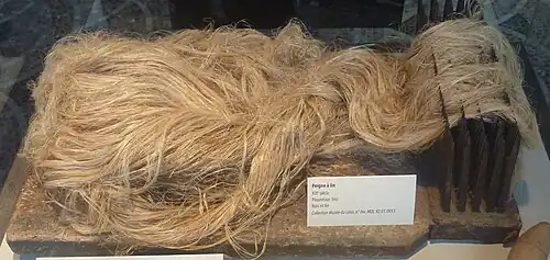 Peigne à lin, en bois et fer, provenant de Plounéour-Trez (XIXe siècle).