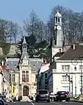 Sa situation par rapport à l'Hôtel de ville et aux remparts.