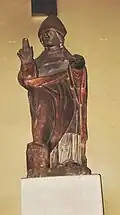 Statue dans le chœur gauche.