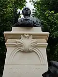 Détail d'un groupe statuaire avec le piédestal et un buste