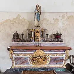 L'autel et la statue de Notre-Dame.