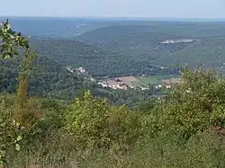 Penne, vu de la route forestière de la forêt de Grésigne, au nord-ouest.