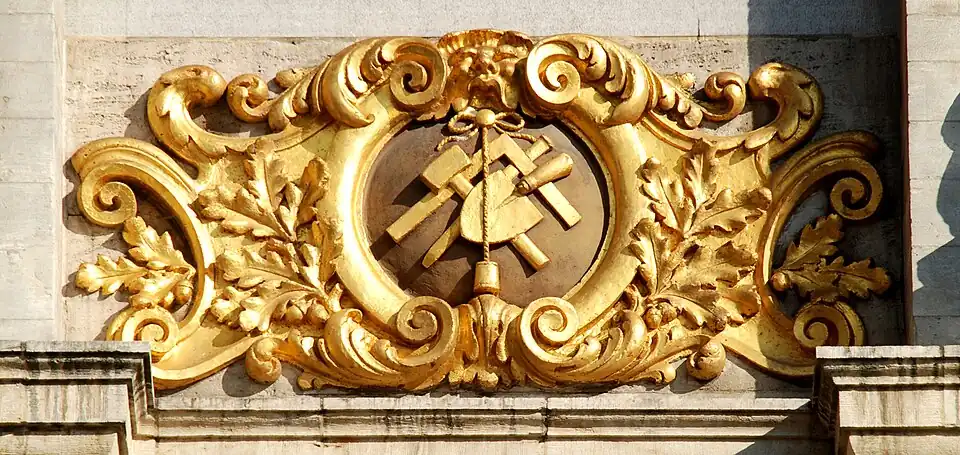 Cartouche figurant les outils des « Quatre Couronnés » (sculpteurs, maçons, tailleurs de pierre et ardoisiers).