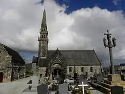 Eglise et calvaire sud.