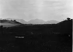 Le "Gunung Poko Leok"[N 13] est pourvu d'un point culminant à 1&nbsp;625&nbsp;mètres d'altitude. Il s'agit d'une montagne magmatique de type stratovolcan[N 14]. Ce genre de dôme volcanique est également appelé volcan composite.