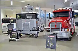 Trois camions Kenworth, de gauche à droite : un L710, un K125CR « Grey Ghost » de 1973 et un T605 de 2002.