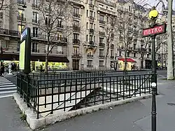 L'accès no&nbsp;2, « Rue de Sully ».