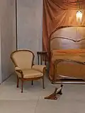 Fauteuil et lit.