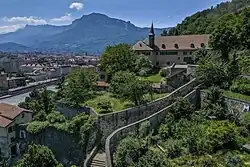 Les jardins en terrasses avec, en arrière-plan, le massif du Vercors.