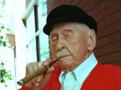 Description de l'image Christian Mortensen smoking cigar famous picture close up.png.