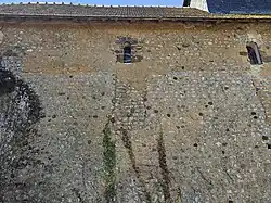 Mur nord, petites fenêtres à linteau monolithique.