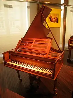Photographie en couleur d'un grand piano-forte.