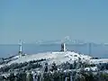 L'émetteur du mont Pilat en hiver, avec la vue sur le Mont Blanc