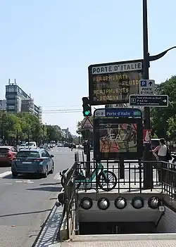 Une entrée du métro, à la Porte d'Italie.