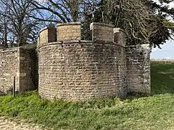 Le mur d'enceinte du château de Chazoux.