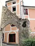 La porte ouest, près de la mairie.