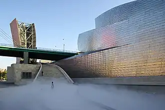 Installation de brouillard de Fujiko Nakaya et une partie du pont La Salve.