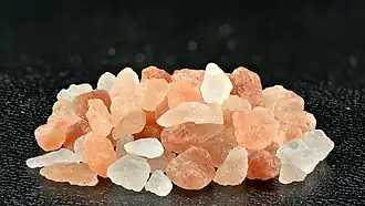 Granulat issu de la mine de sel de Khewra, le diamètre maximal de chaque grain est de 5&nbsp;mm environ.