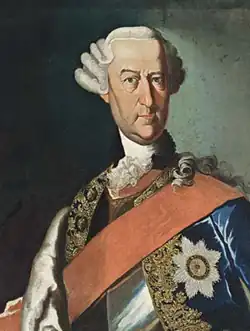 Portrait d'homme sévère avec cheveux en rouleaux sur le côté, riches vêtements et décoration.