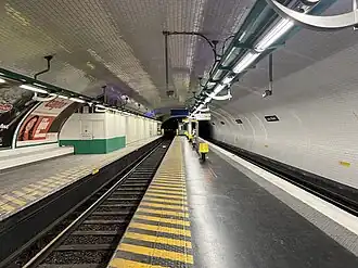 Vue du quai de la ligne 7 en direction de La Courneuve.