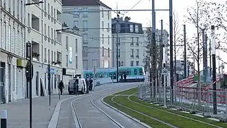 Croisement de T8 et T1, vu depuis la rue Brise-Échalas.