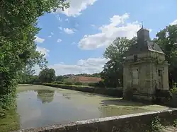 Château de Gesvres le Duc. Douves
