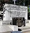 La stèle.