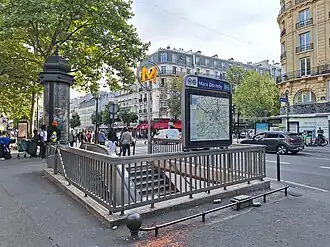 Vue arrière latérale de la même bouche d'accès.