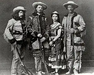 De gauche à droite : Ned Buntline, Buffalo Bill Cody, Giuseppina Morlacchi, Texas Jack Omohundro[10].