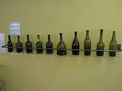 Anciens clavelins et bouteilles du musée de la vigne et du vin du Jura, château Pécauld, à Arbois.