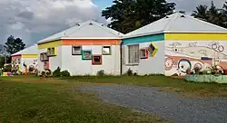 bâtiment fait d'hexagones collés, avec des fresques colorées sur les murs extérieurs