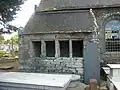 Ossuaire et tombe ancienne.