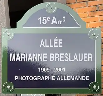 Voir la plaque.
