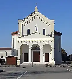 L'église Saint-Ferdinand-Roi à Torre di Fine.