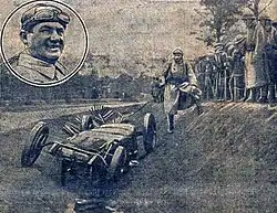 Photo d'une voiture renversée dans un fossé que des personnes observent en contrebas. En médaillon, la photo d'Ascari.