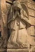 Les figures féminines enceintes.