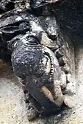 Monstre mangeant la tête d'un homme