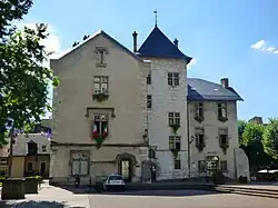 Photographie en couleurs de la facade composite d'un bâtiment.