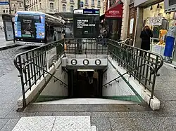 Accès no&nbsp;6 « Place Gabriel-Péri ».