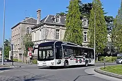 Photographie en couleurs d’un bus hybride de démonstration.