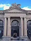 Entrée et fronton.