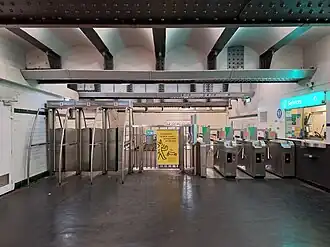 Vue d'ensemble du hall d'accueil de la station.