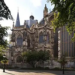 À gauche, la chapelle Sainte-Anne ; à droite, la chapelle Saint-Mathieu