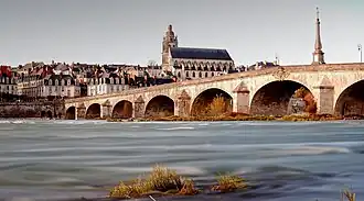 Photo de la cathédrale derrière le pont Jacques Gabriel.