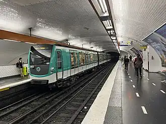 Arrivée d'une rame MF 01 en direction de Nation.
