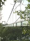 Pont suspendu de Solaize sur le canal de fuite du barrage de Pierre-Bénite sur le Rhône.